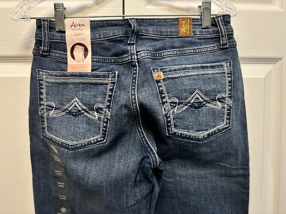 NWT, Women's Wrangler Aura Bootcut Jeans. Size 2 - Picture 3 of 4